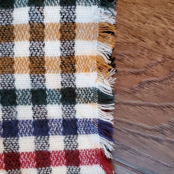 NWOT - Woman's Scarf (Triangle Shape) - Picture 3 of 6